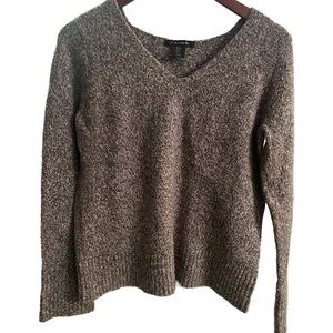 Tahari V-neck sweater, size MEDIUM. Super cute alone or for layering.
